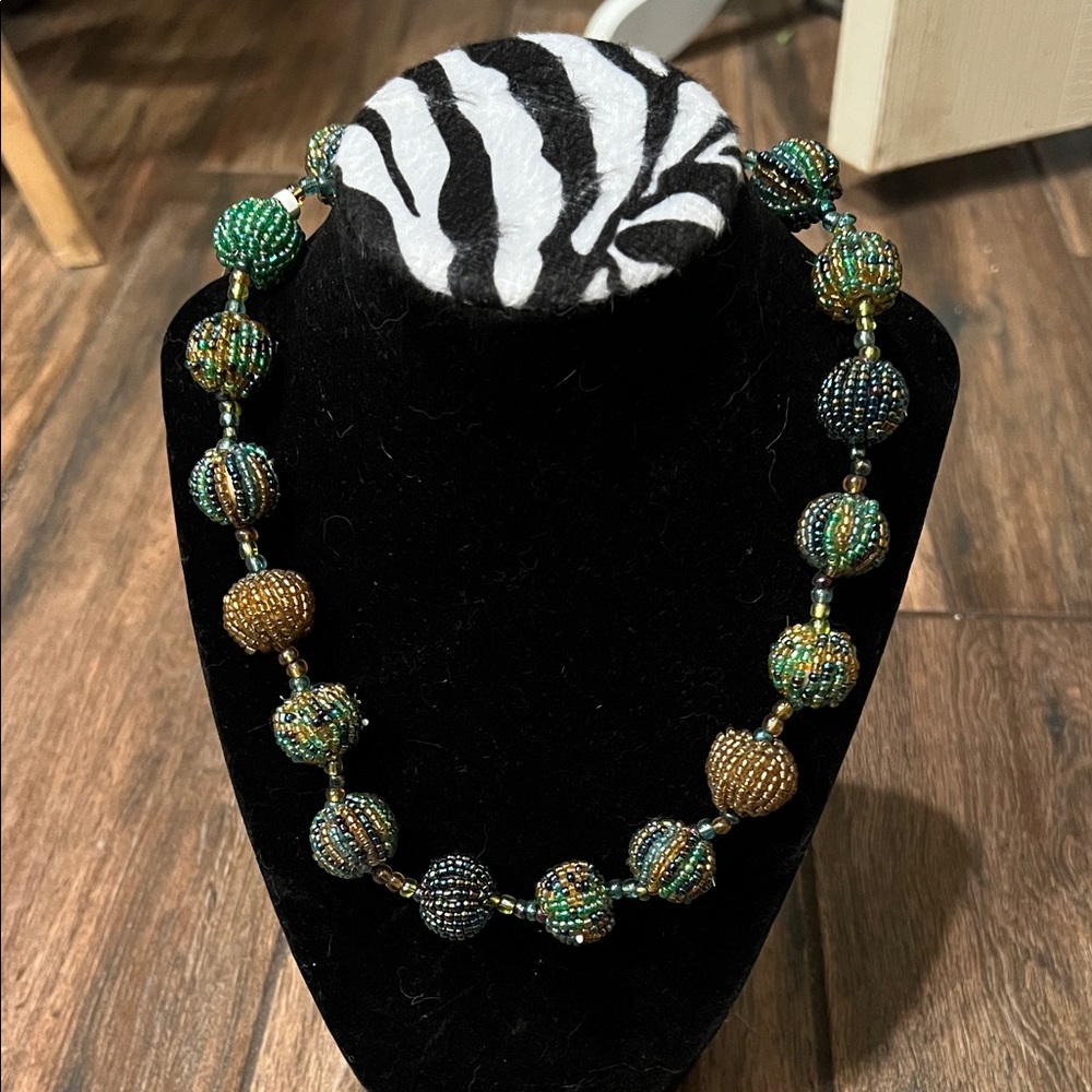 💎NWT About Color brand women’s beaded necklace with looped beaded closure